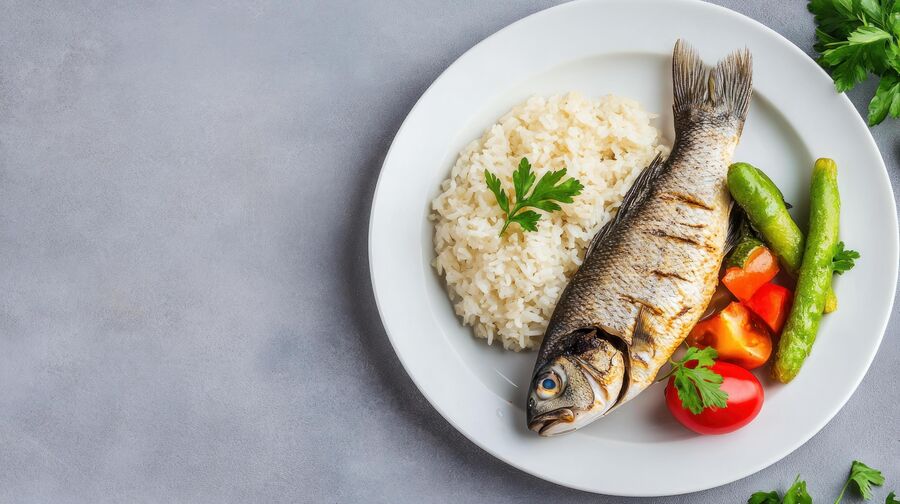 Plato de pescado a la plancha con vegetales y arroz